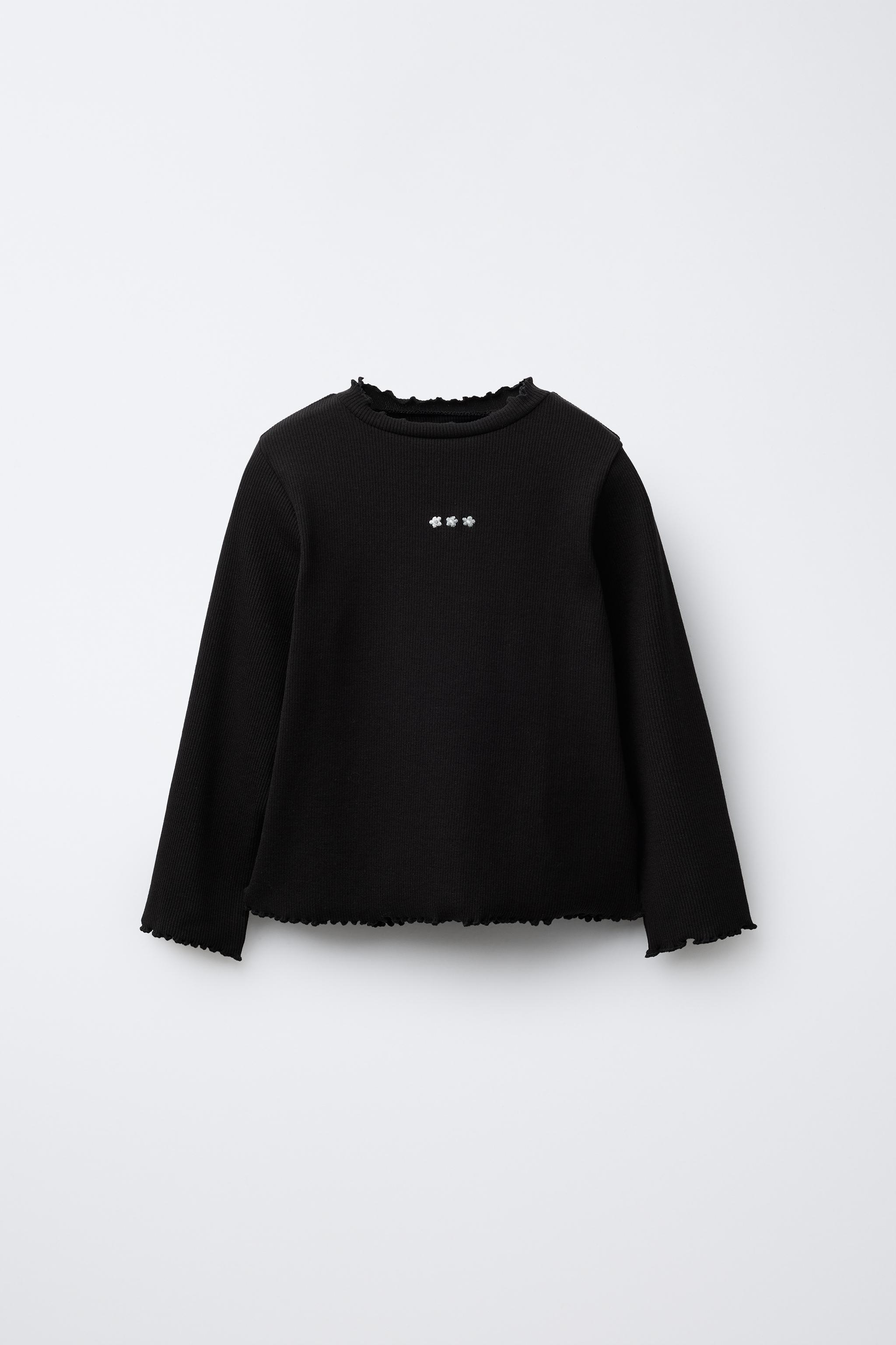 RIBBED TOP WITH EMBROIDERED DETAIL